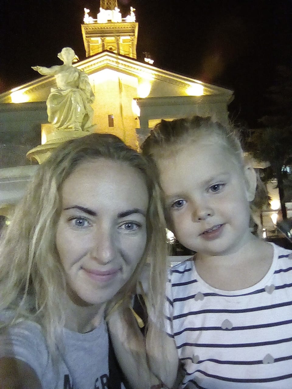 В интернете она узнала о существовании организации, которая помогает родителям, попавшим в сложную ситуацию В интернете она узнала о существовании организации, которая помогает родителям, попавшим в сложную ситуацию