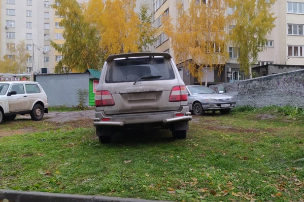 Стоянка на газоне Стоянка на газоне