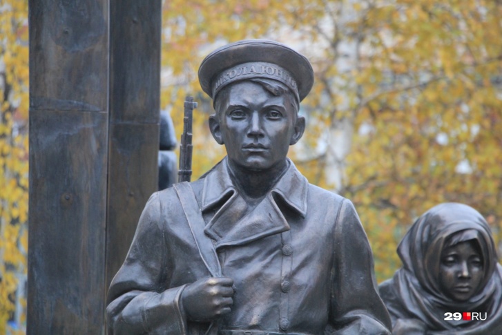 Красноармеец Владимир Евгеньевич Тункин родился в 1924 году в Архангельске. Погиб 6 апреля 1942 года в бою у деревни Котовка. По документам считалось, что он похоронен в братской могиле. Но сейчас поисковики думают, что он остался лежать на поле боя Красноармеец Владимир Евгеньевич Тункин родился в 1924 году в Архангельске. Погиб 6 апреля 1942 года в бою у деревни Котовка. По документам считалось, что он похоронен в братской могиле. Но сейчас поисковики думают, что он остался лежать на поле боя