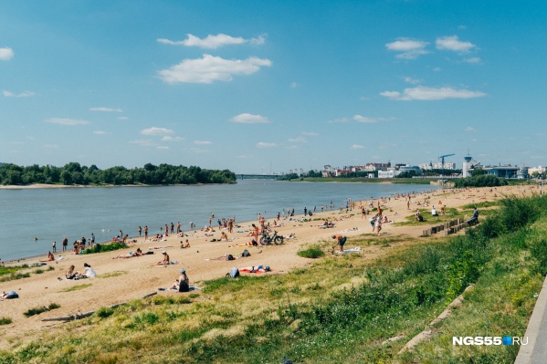 В жару пляжи переполнены В жару пляжи переполнены