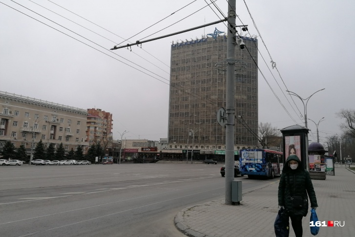 «Торговли нет, заказы на такси упали»: репортаж с опустевших улиц Ростова на карантине