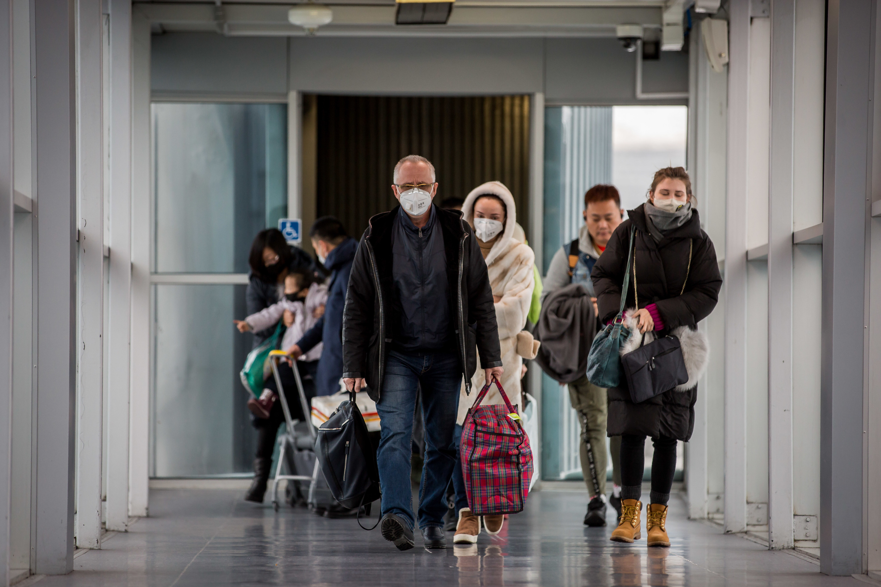 В челябинский карантинный центр из аэропорта доставили 19 новых контактных по коронавирусу
