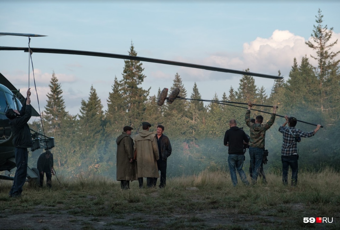 Сцена у вертолета: экипажу сообщают о том, что в лесу нашли выжившую пассажирку