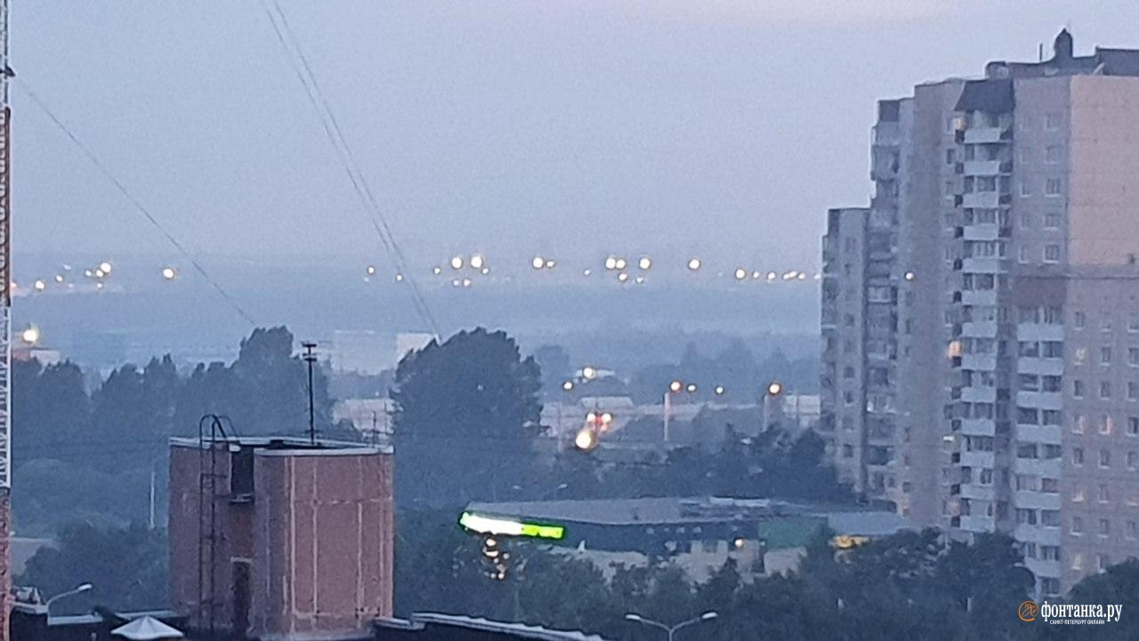 Петербуржцы гуляют в дыму и жалуются на смог в двух районах. Говорят, Металлострой не видно