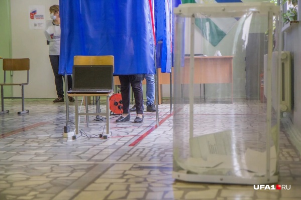 Некоторые урны и вовсе стояли одиноко, без наблюдателей Некоторые урны и вовсе стояли одиноко, без наблюдателей
