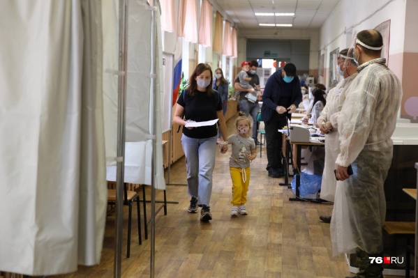 На участках все сотрудники в защитных костюмах На участках все сотрудники в защитных костюмах