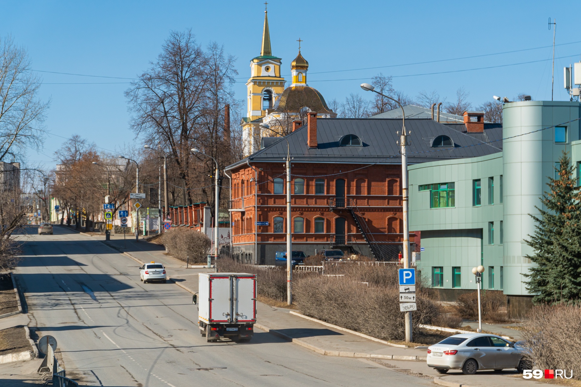Такси продолжают ездить по городу Такси продолжают ездить по городу