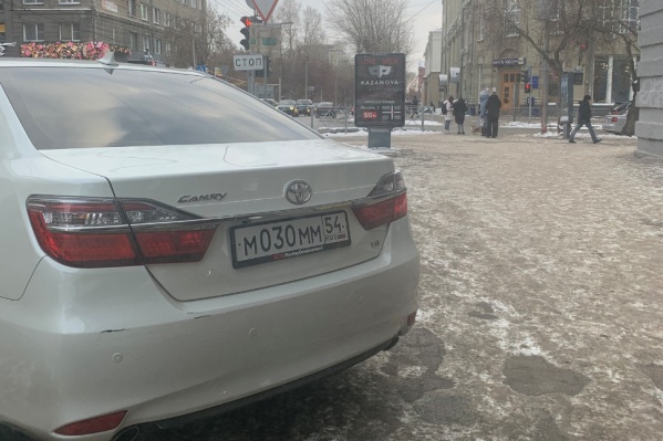 «Тойота-Камри» на тротуаре «Тойота-Камри» на тротуаре 