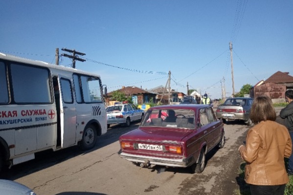 У въезда в Затеченское стоит пост, у местных жителей берут анализы У въезда в Затеченское стоит пост, у местных жителей берут анализы