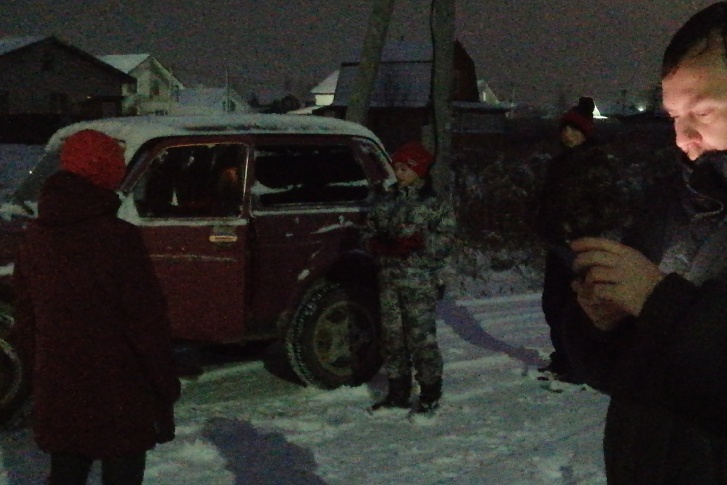 Сами ли дети взяли машину или им разрешили сесть за руль взрослые — неизвестно Сами ли дети взяли машину или им разрешили сесть за руль взрослые — неизвестно