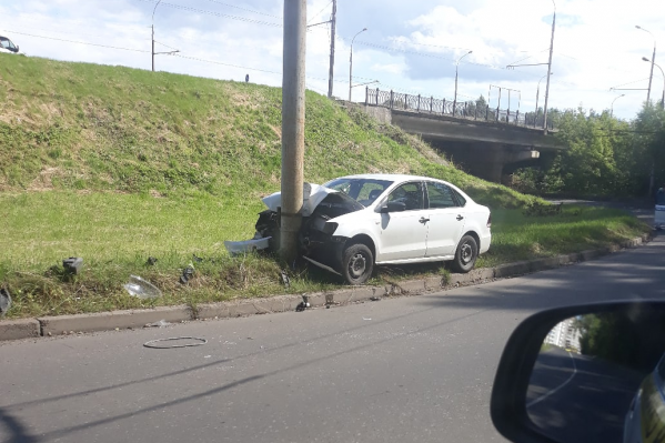 Водителя автомобиля доставили в больницу Водителя автомобиля доставили в больницу