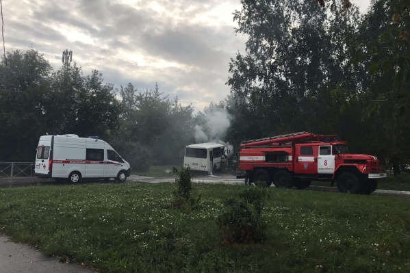 На место происшествия, помимо пожарных, приехали медики На место происшествия, помимо пожарных, приехали медики