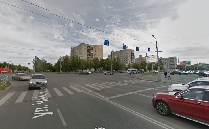 До перекрёстка улица Чайковского имеет четыре полосы, после — две. С двух левых разрешён только поворот. Focus ехал по второй полосе, Solaris — по третьей