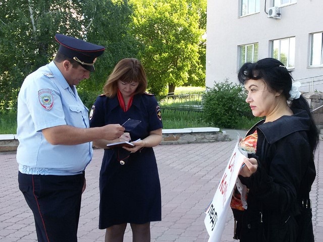 Благодаря участию в общественной деятельности у Ларисы Ясневой уже есть опыт общения с правоохранительными органами Благодаря участию в общественной деятельности у Ларисы Ясневой уже есть опыт общения с правоохранительными органами