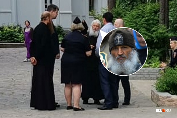 Схиигумен Сергий беседует с полицией Схиигумен Сергий беседует с полицией