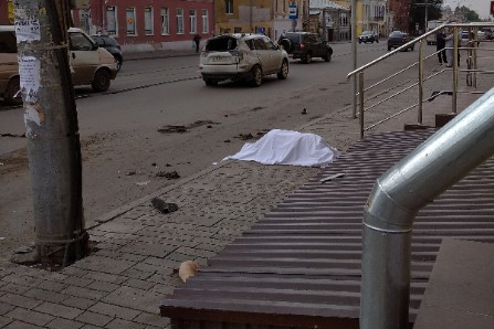 Женщина шла по тротуару и стала жертвой трагических обстоятельств Женщина шла по тротуару и стала жертвой трагических обстоятельств