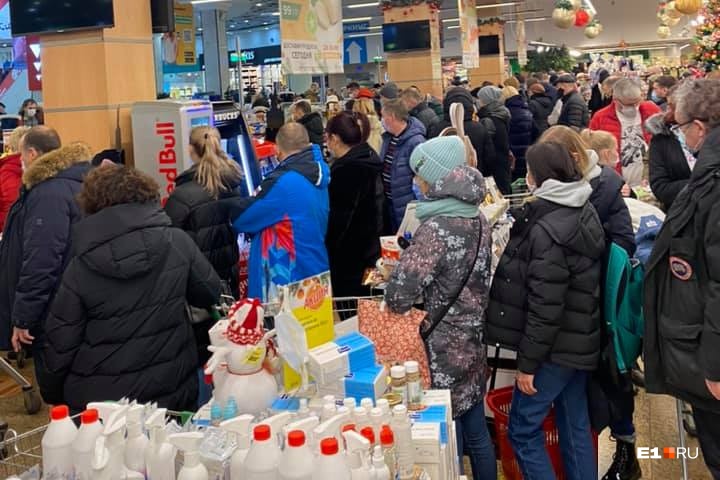 «Битва вокруг салатов»: на кассах в супермаркете «Гипербола» скопилась огромная очередь
