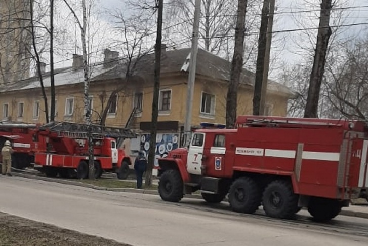 На пожар прибыли шесть машин На пожар прибыли шесть машин