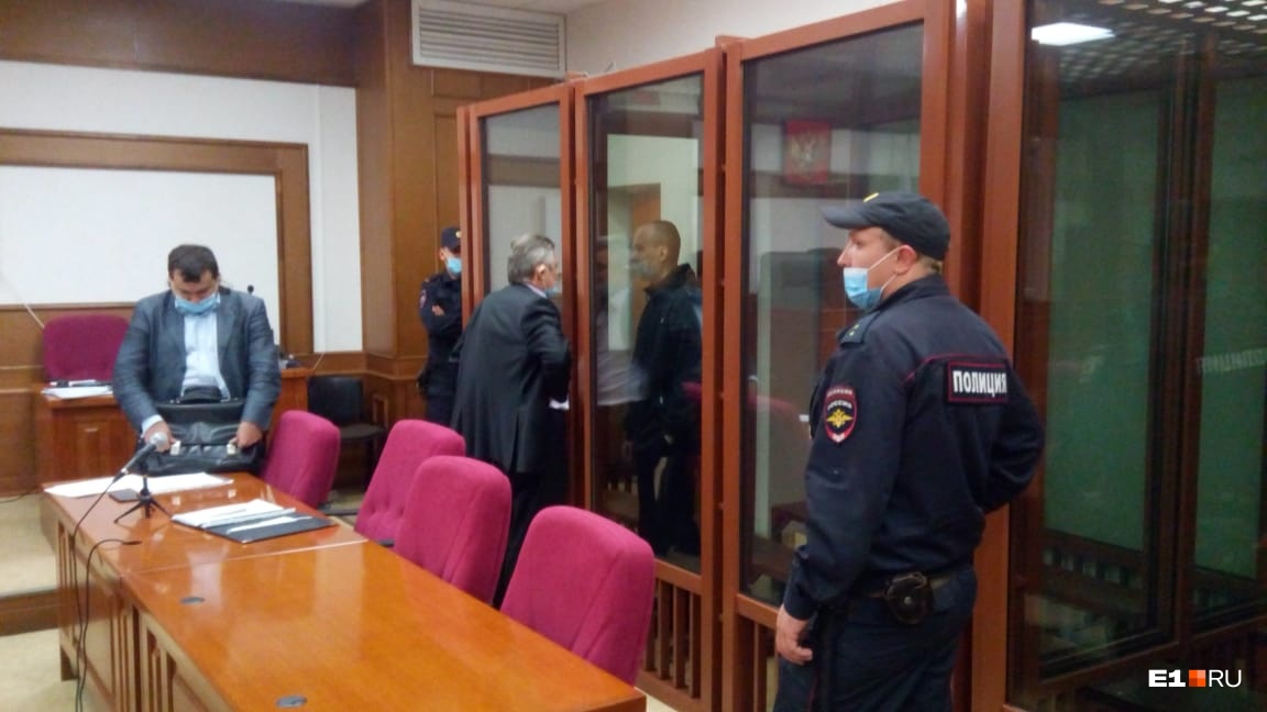 Алексей Александров на суде активно общался с адвокатами Алексей Александров на суде активно общался с адвокатами 
