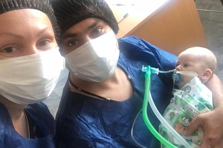 Младенец из Екатеринбурга, которому собирают на самое дорогое лекарство в мире, начал дышать самостоятельно