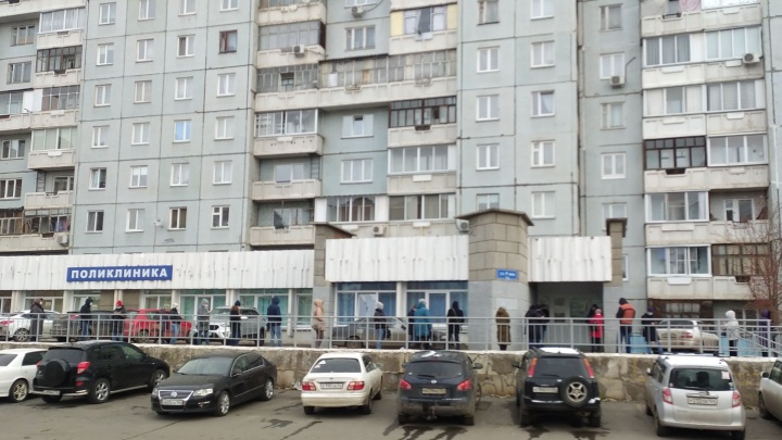 Красноярцы выстроились в длинные очереди перед входом в поликлиники
