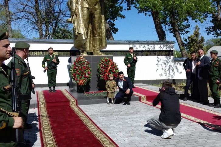 Активисты возлагают цветы к памятнику ВОВ