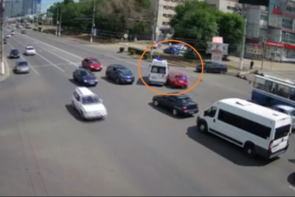 Авария произошла на пересечении проспекта Ленина и 7-й Гвардейской Авария произошла на пересечении проспекта Ленина и 7-й Гвардейской