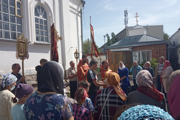 Очевидно, что социальная дистанция в 1,5 метра во время крестного хода прихожанами не соблюдалась Очевидно, что социальная дистанция в 1,5 метра во время крестного хода прихожанами не соблюдалась