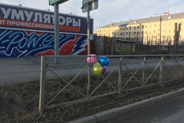 Четыре шарика, надутые воздухом, символизируют обещания чиновников навести порядок на этом участке Котовского Четыре шарика, надутые воздухом, символизируют обещания чиновников навести порядок на этом участке Котовского