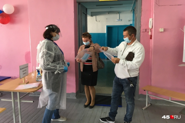 В местах голосования зауральцам будут выдавать ручки, маски и перчатки В местах голосования зауральцам будут выдавать ручки, маски и перчатки
