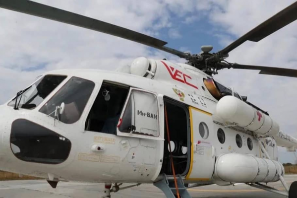 Больных доставили в областной центр на санитарном вертолете Ми-8 Больных доставили в областной центр на санитарном вертолете Ми-8