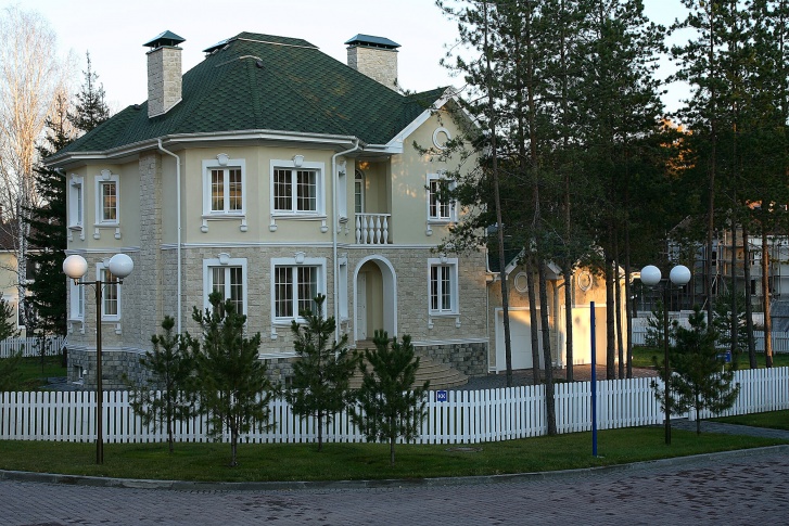Это коттедж в Соснах площадью 324 квадратных метра, продается на официальном сайте поселка за <nobr>60 миллионов</nobr> рублей
