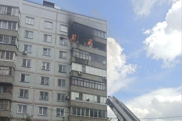Балкон загорелся на 8 этаже дома Балкон загорелся на 8 этаже дома 