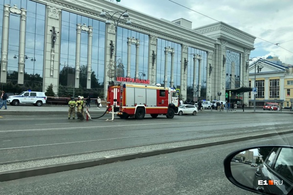 На улице стоит несколько машин МЧС и полиции На улице стоит несколько машин МЧС и полиции