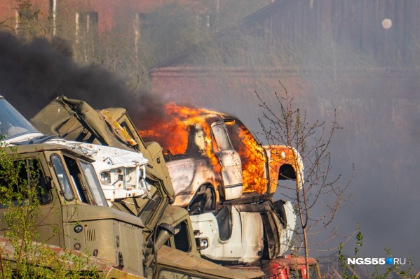 На военных складах горели покрышки и автотехника На военных складах горели покрышки и автотехника