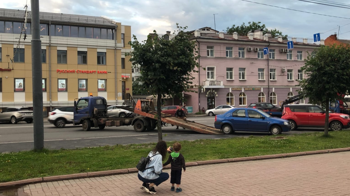Взялись за автохамов: в Ярославле массово эвакуируют машины нарушителей парковки