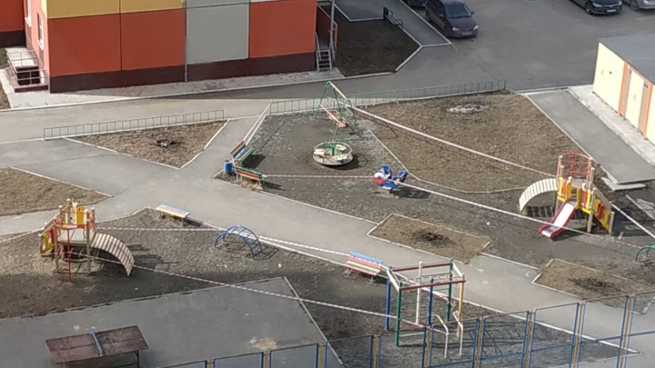 В Челябинске перекрывают детские площадки и моют с перекисью дворы