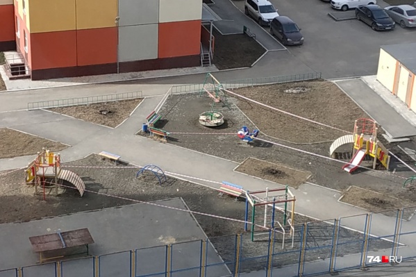 В некоторых дворах Челябинска карусели уже обмотали сигнальной лентой В некоторых дворах Челябинска карусели уже обмотали сигнальной лентой