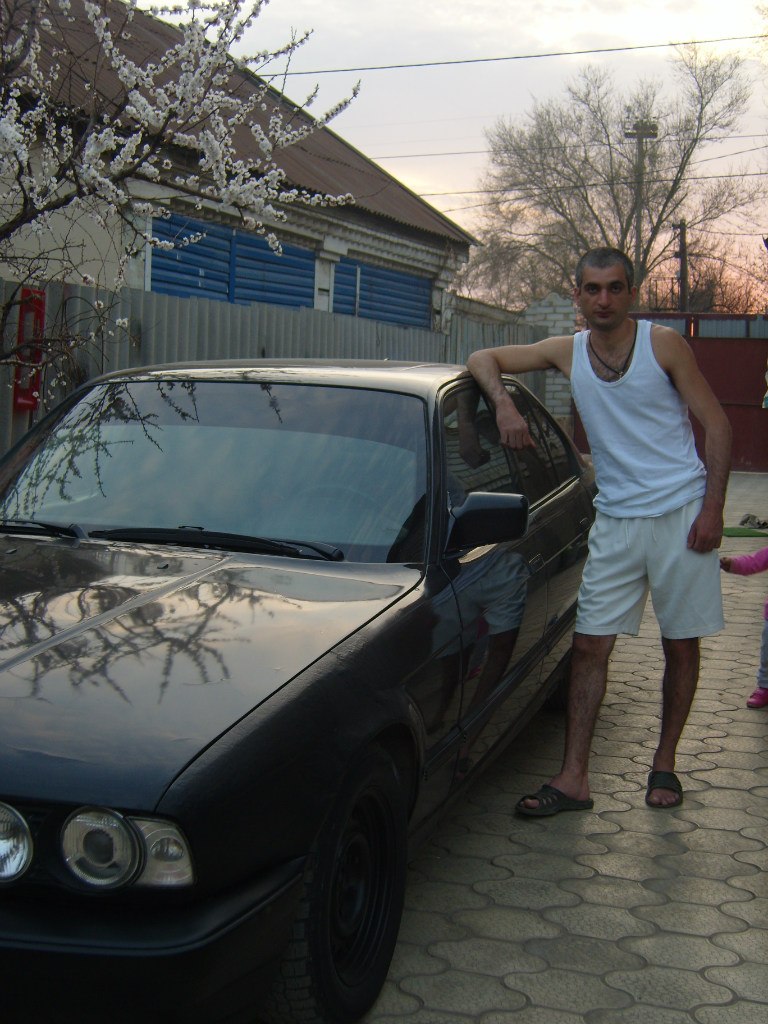 Вероятно, красная BMW в гараже нападавшего не единственная машина Вероятно, красная BMW в гараже нападавшего не единственная машина