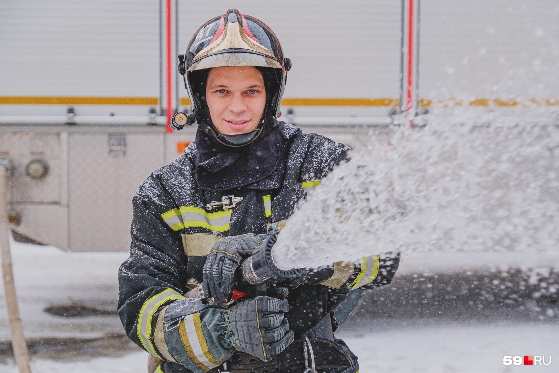 Семён Васильев пришел в МЧС восемь лет назад. На фото Семён показывает, как работают пожарные рукава: их присоединяют к пожарной машине (которая может перевозить до <nobr class="_">6,5 тонны</nobr> воды)