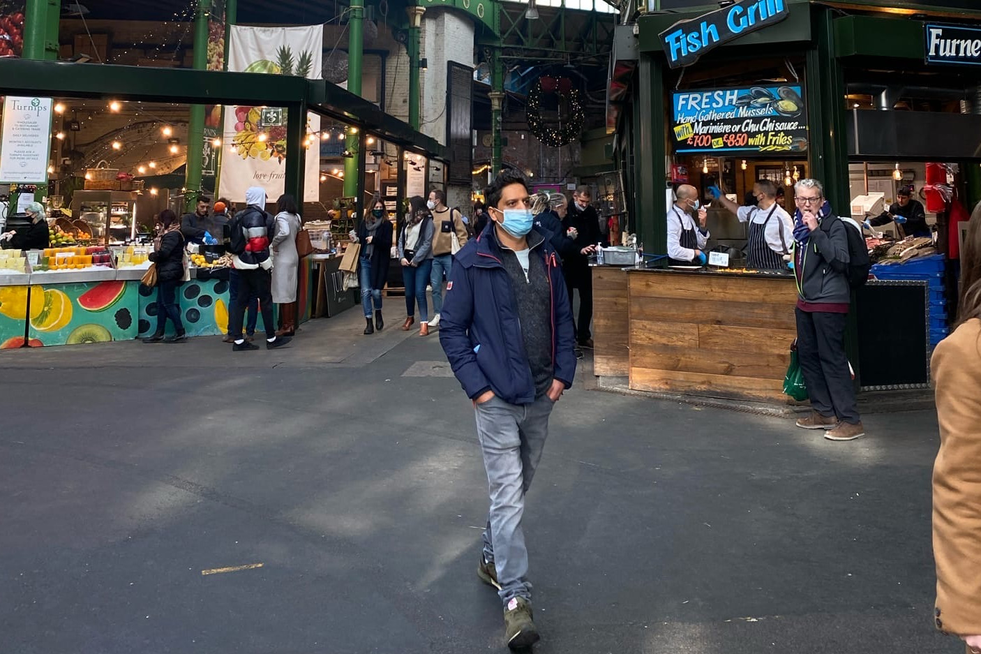 Знаменитый рынок Borough Market открыт, но здесь непривычно мало людей Знаменитый рынок Borough Market открыт, но здесь непривычно мало людей