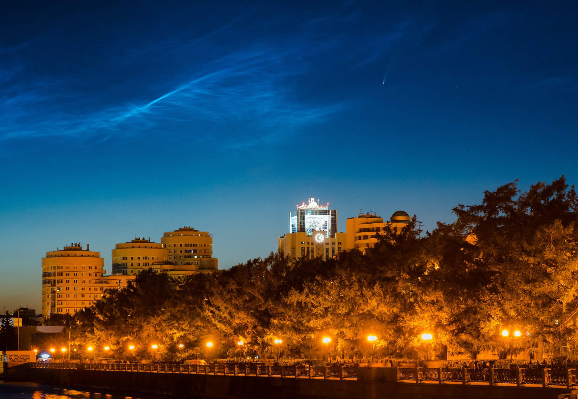 Уральские фотографы сняли над Екатеринбургом полет ярчайшей кометы