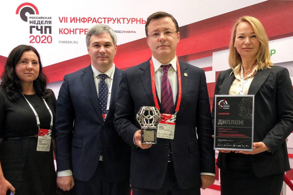 Награду получали губернатор Дмитрий Азаров и министр экономического развития и инвестиций Дмитрий Богданов Награду получали губернатор Дмитрий Азаров и министр экономического развития и инвестиций Дмитрий Богданов 