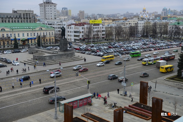 Сквера здесь не надо, считает мэр, но и парковки тоже Сквера здесь не надо, считает мэр, но и парковки тоже