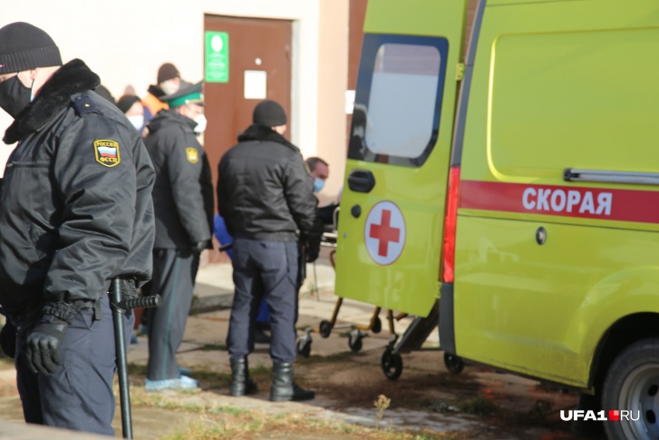 Одну пожилую женщину увезла реанимационная бригада, поскольку она была в очень плохом состоянии Одну пожилую женщину увезла реанимационная бригада, поскольку она была в очень плохом состоянии