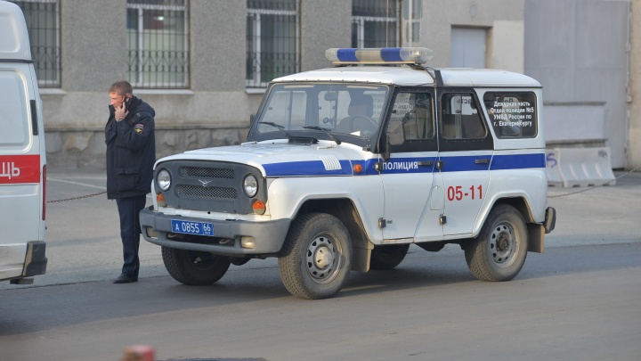 В Свердловской области начали проверку после того, как обнаружили труп мужчины в машине
