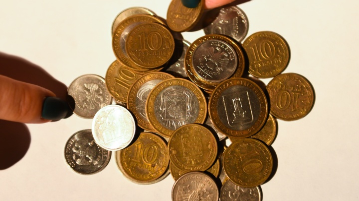 В Свердловскую область привезли монеты с изображением Екатеринбурга. Рассказываем, где их искать