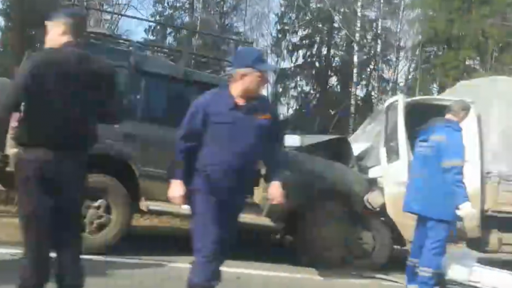 Двое человек в больнице: в Даниловском районе лоб в лоб столкнулись внедорожник и «Газель». Видео