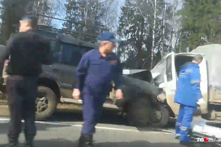 Двое человек в больнице: в Даниловском районе лоб в лоб столкнулись внедорожник и «Газель». Видео