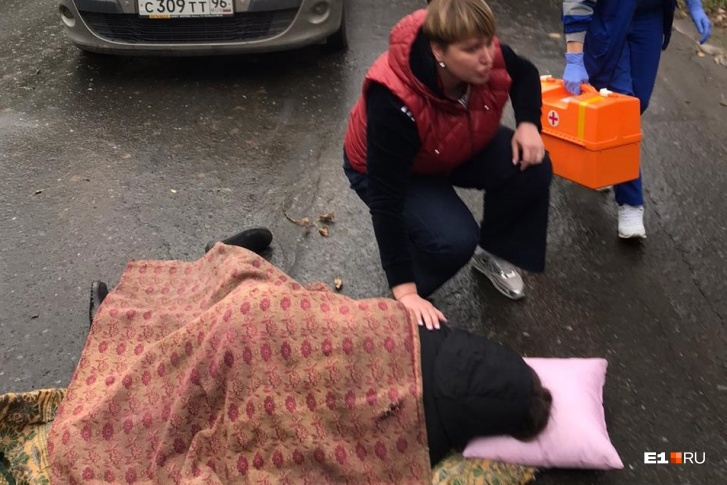Прохожие дали девушке одеяло и подушку, пока ждали скорую Прохожие дали девушке одеяло и подушку, пока ждали скорую